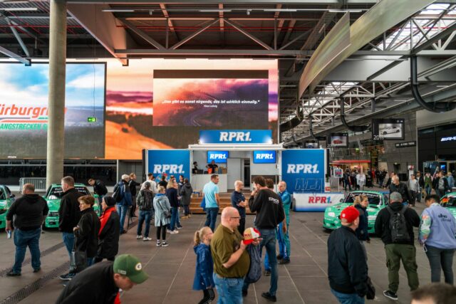 Das Bild zeigt das RPR1. Livemobil auf dem Rennen auf dem Nürburgring.