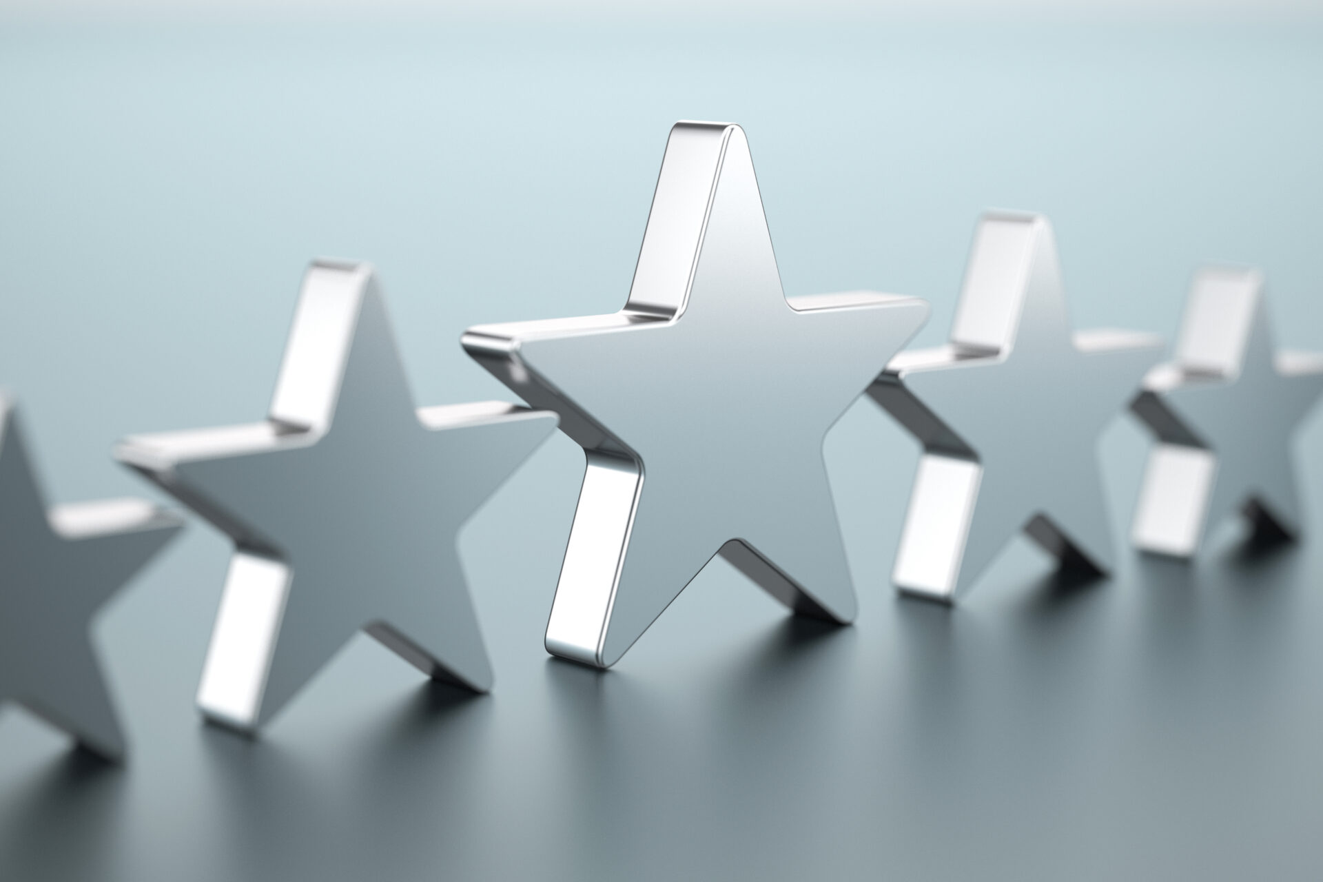 Das Bild zeigt fünf silberne Sterne.