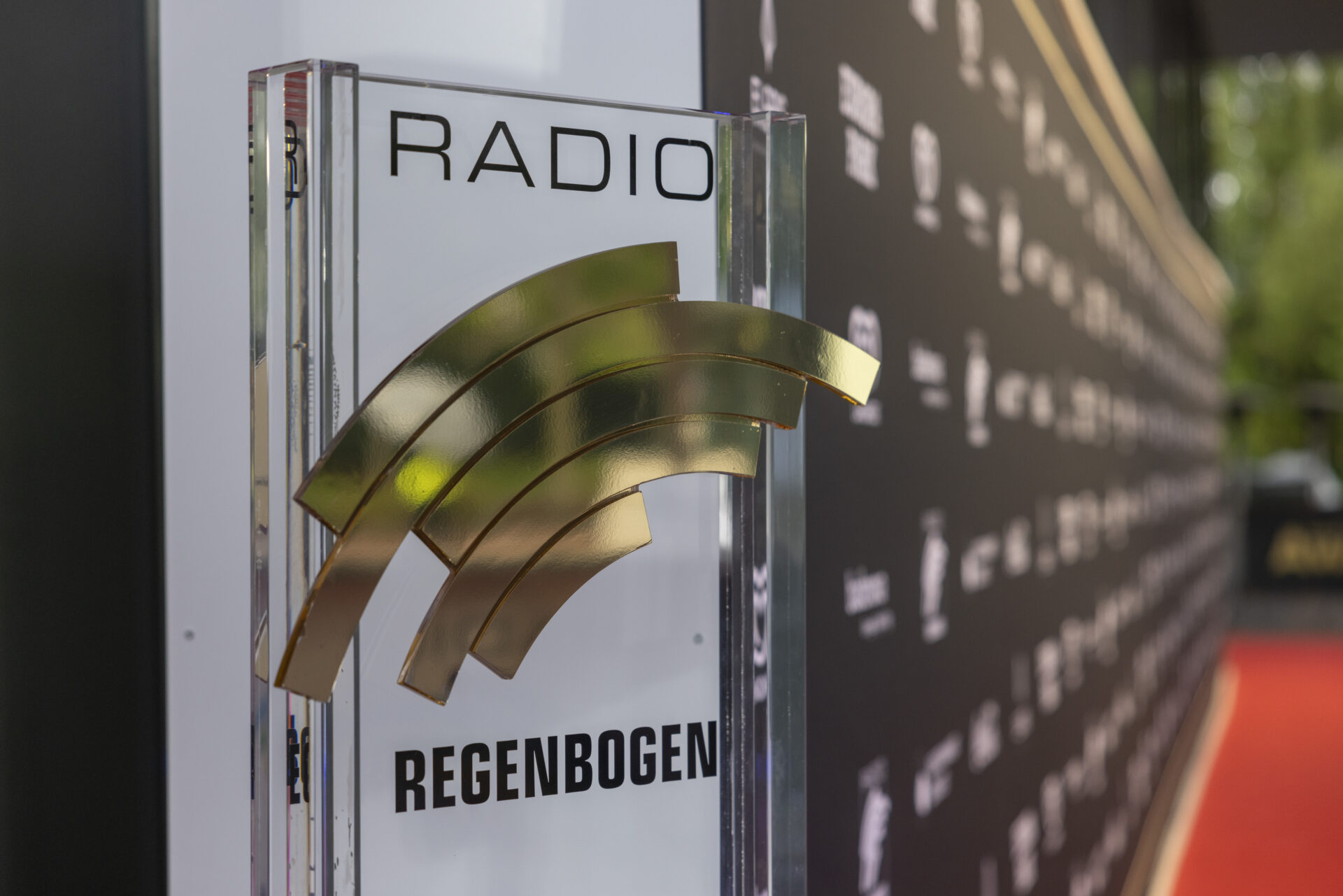 Bild des Awards am roten Teppich