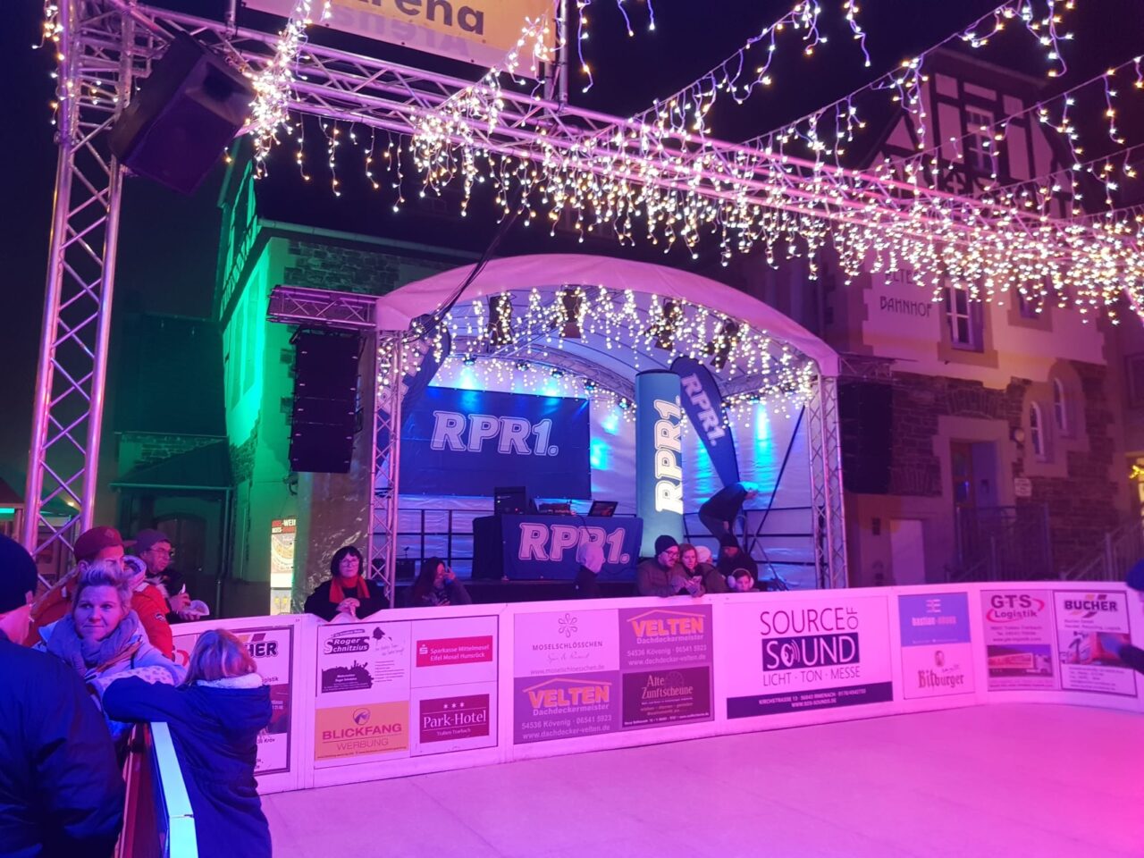 Großaufnahme von der RPR1.-Bühne am Rand der Eisbahn