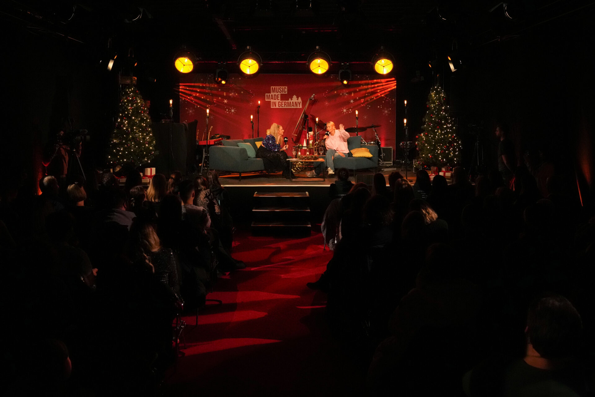 Blick aus dem Publikum in Richtung Bühne mit Sarah Connor und Miriam Audrey Hannah