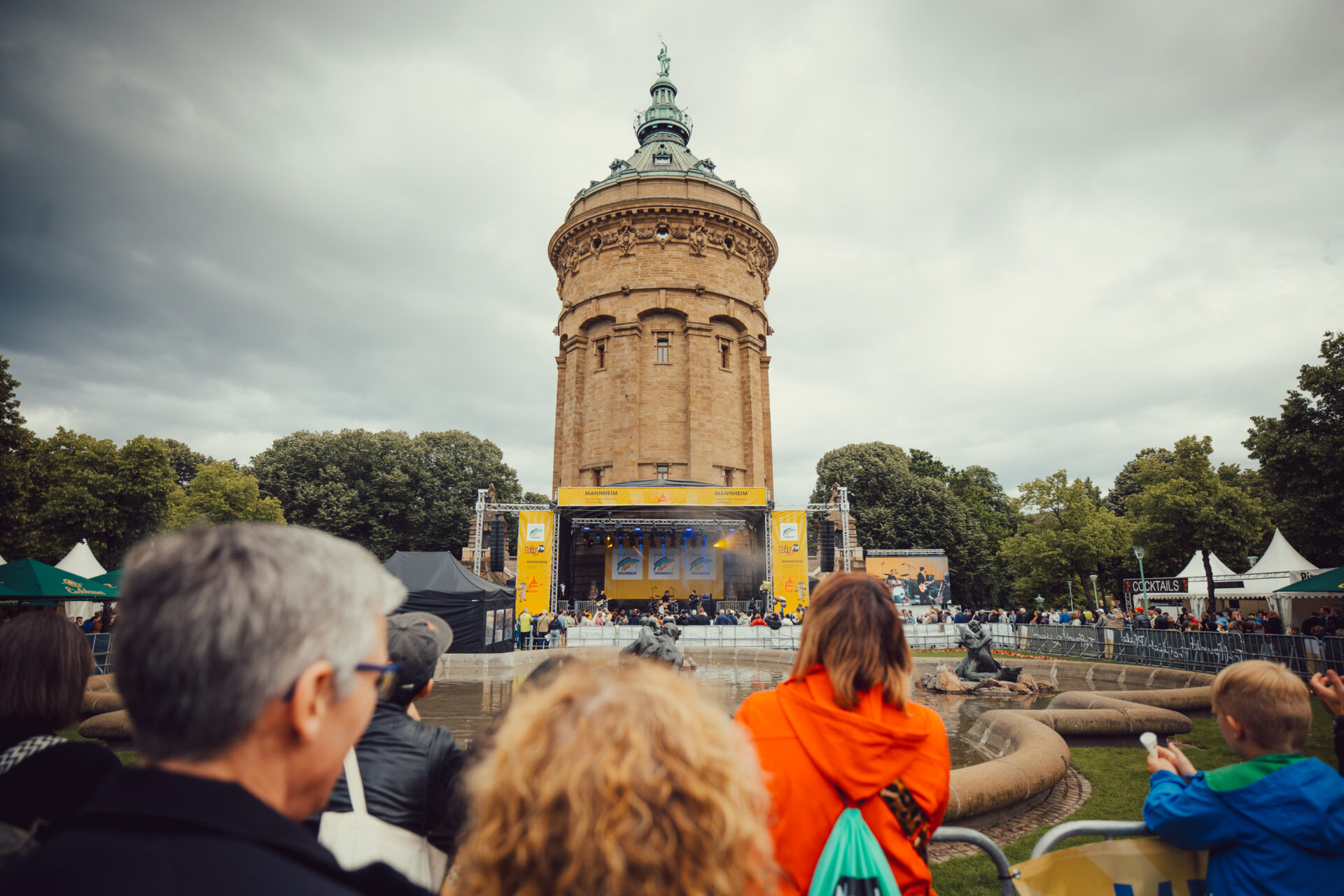 Wasserturm in Mannheim mit der RADIO REGENBOGEN-Bühne mit Zuschauern davor.