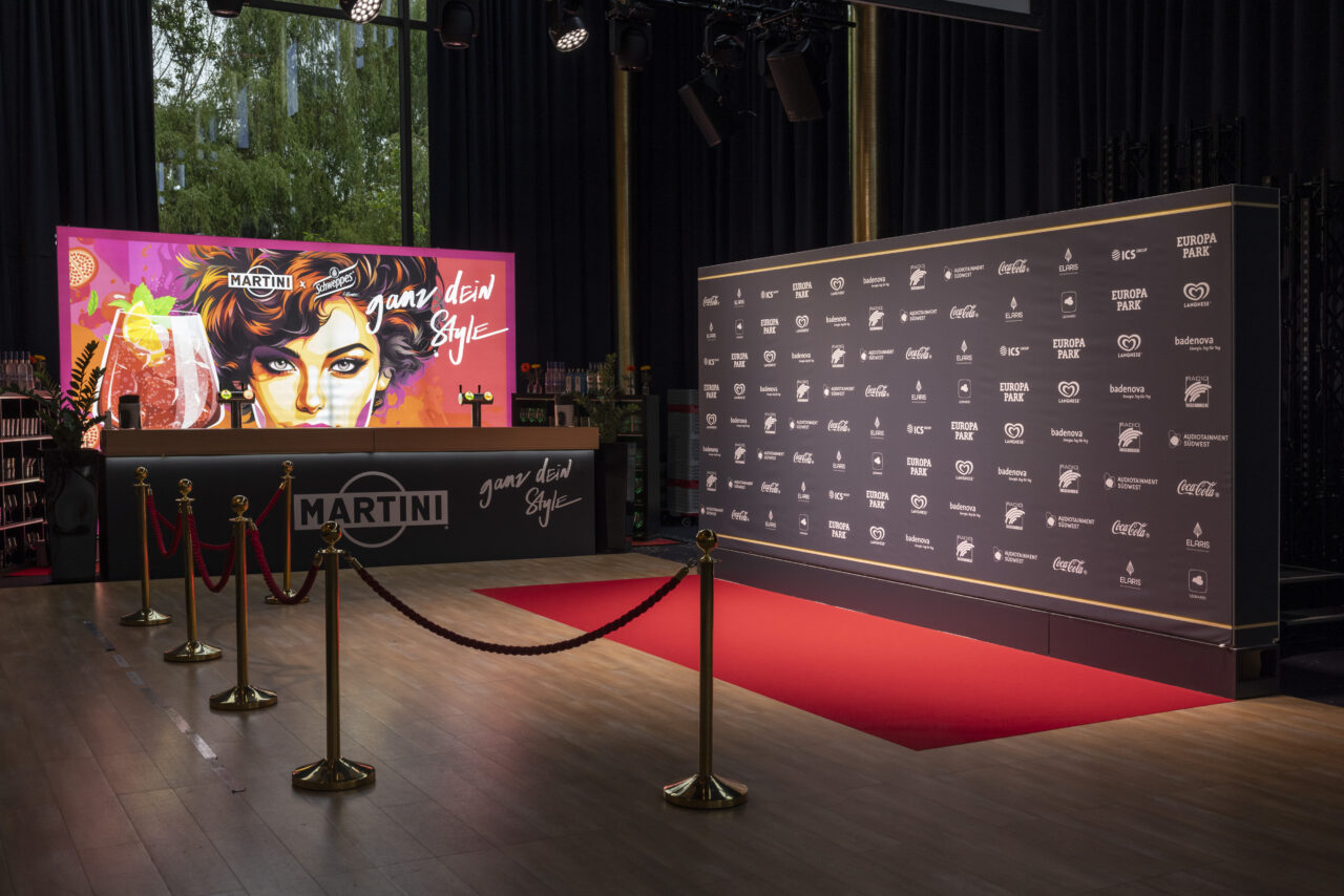 Sponsorenwand hinter dem roten Teppich auf dem Radio Regenbogen Award
