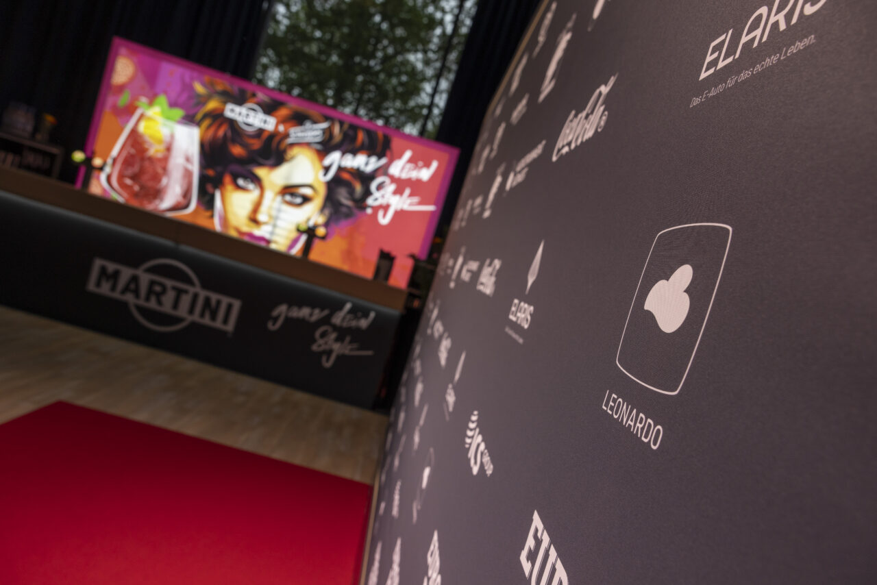Sponsorenwand hinter dem roten Teppich auf dem Radio Regenbogen Award