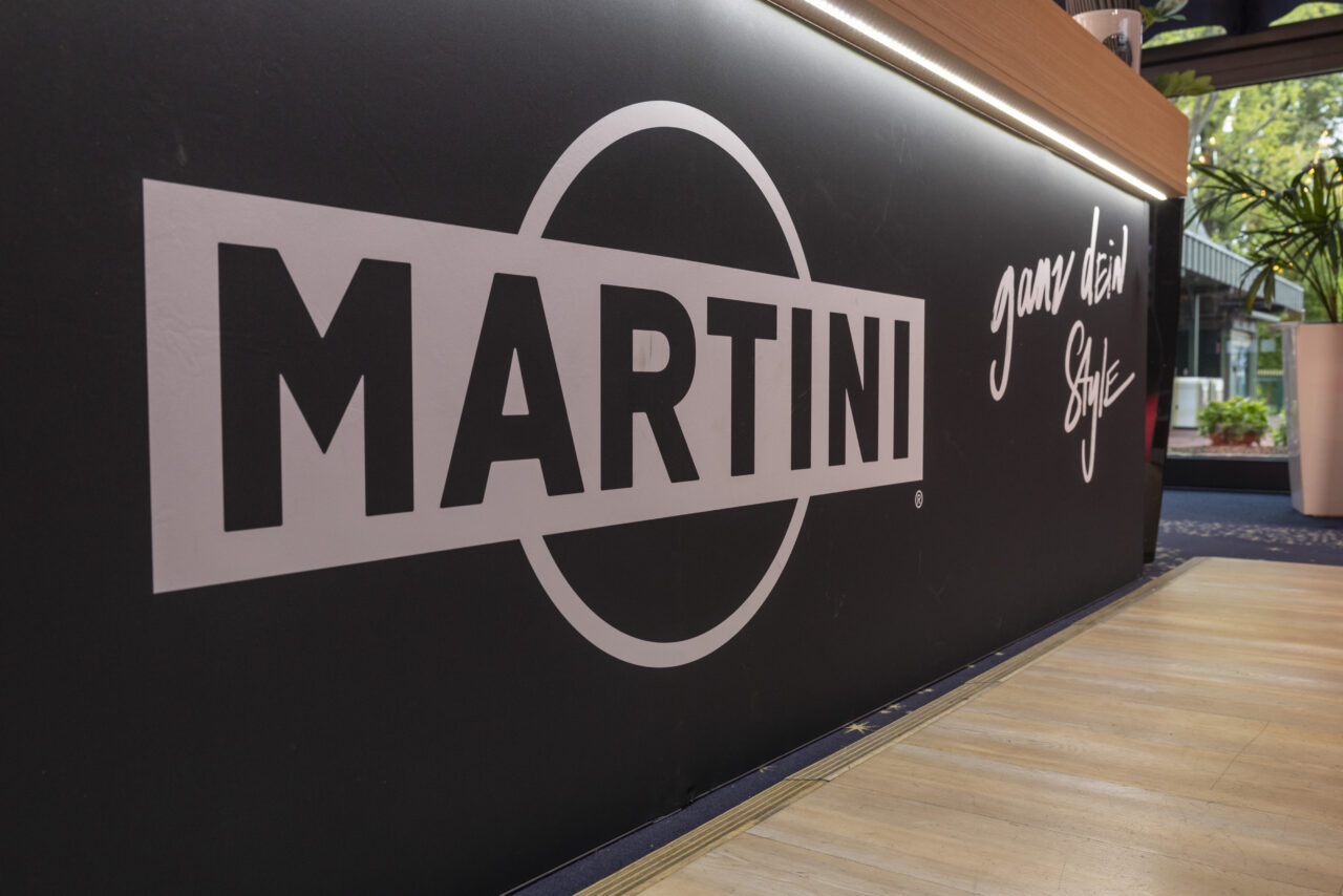 Werbeplakat von Martini mit weißer Schrift auf schwarzem Hintergrund