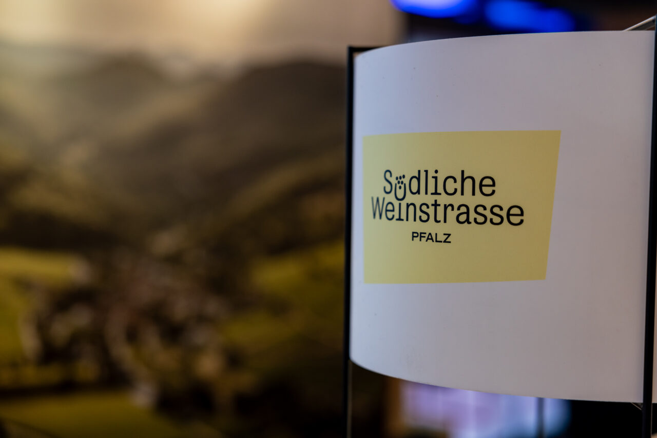 Aufsteller mit dem Aufdruck "Südliche Weinstraße Pfalz" beim Radio Regenbogen Award