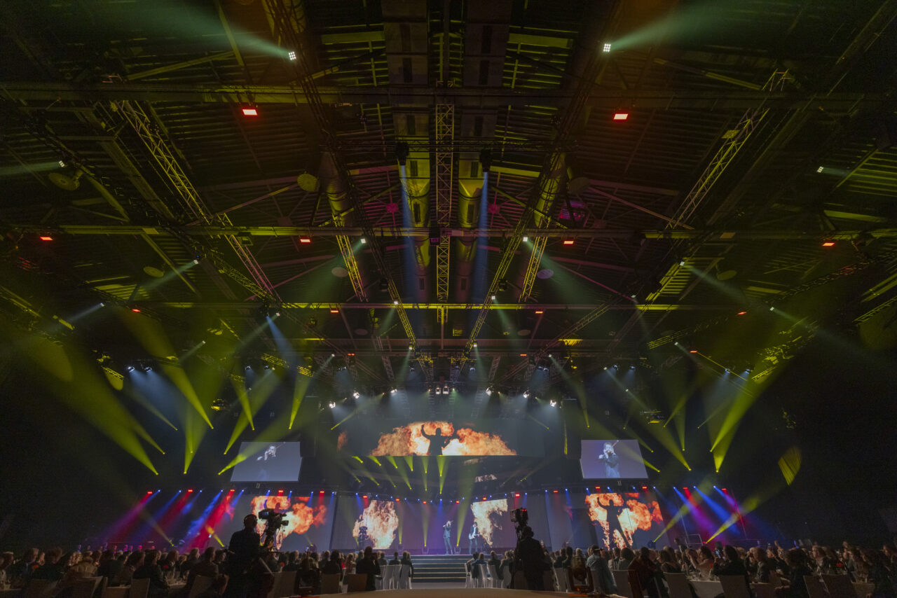 Gesamtaufnahme der Bühne des RADIO REGENBOGEN AWARDS